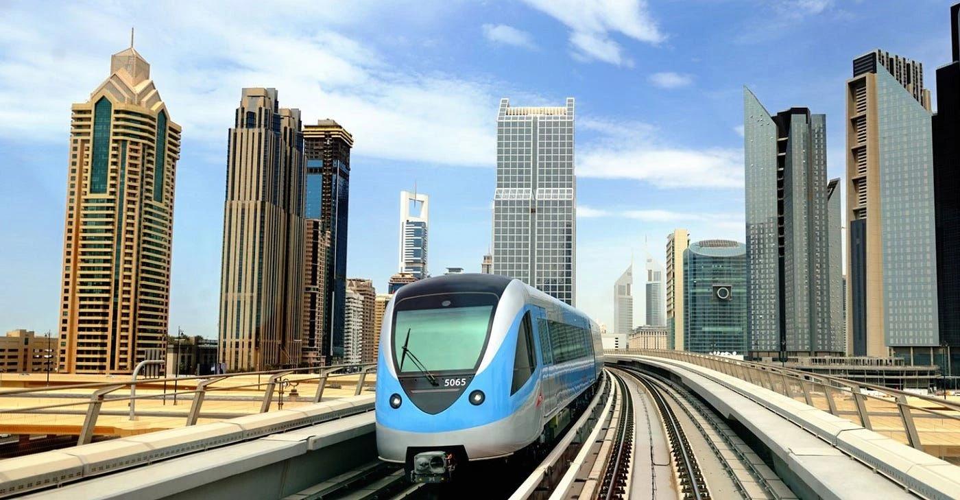 Orientarsi a Dubai: Guida ai Trasporti Pubblici e ai Costi di Viaggio