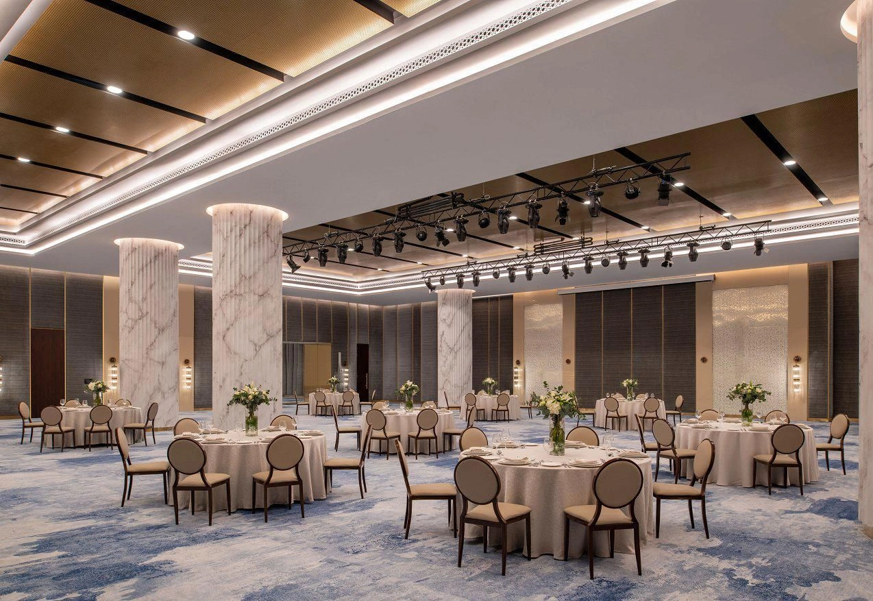 Complex of furnished townhouses on the seafront with a hotel and swimming pools, Doha, Qatar