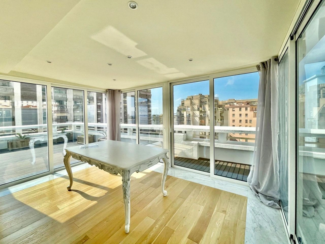 عرض شقة 2+1 على الساحل