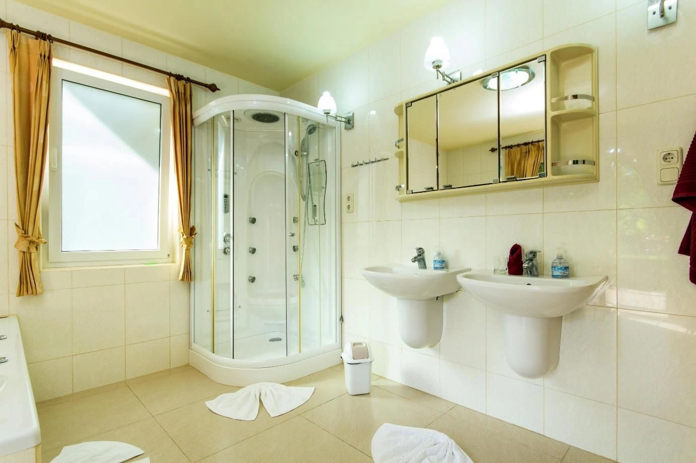 Beautiful villa with pool, guest house and bungalow