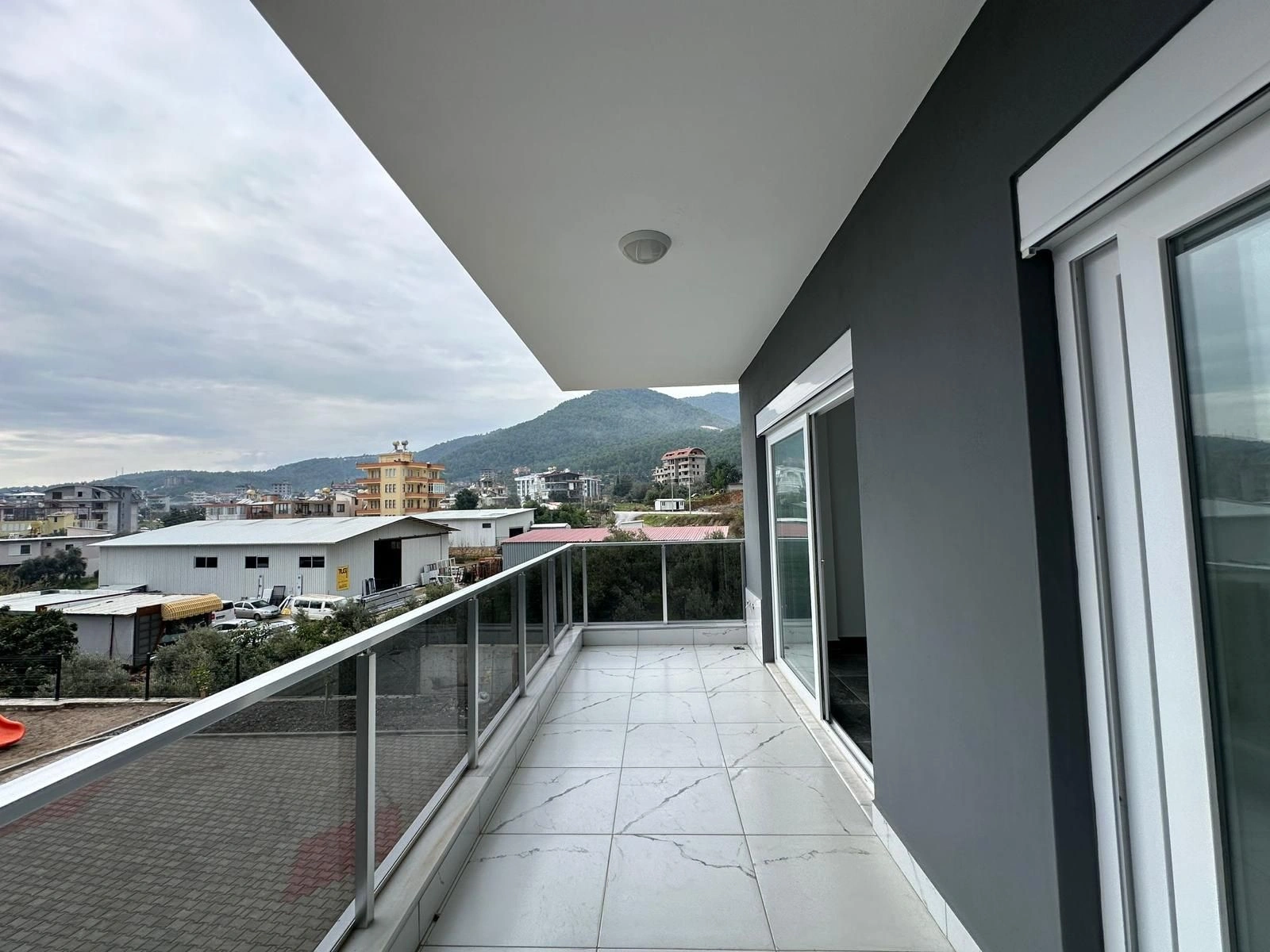 Appartement 2+1 avec vue sur la montagne dans le quartier d'Oba à Alanya