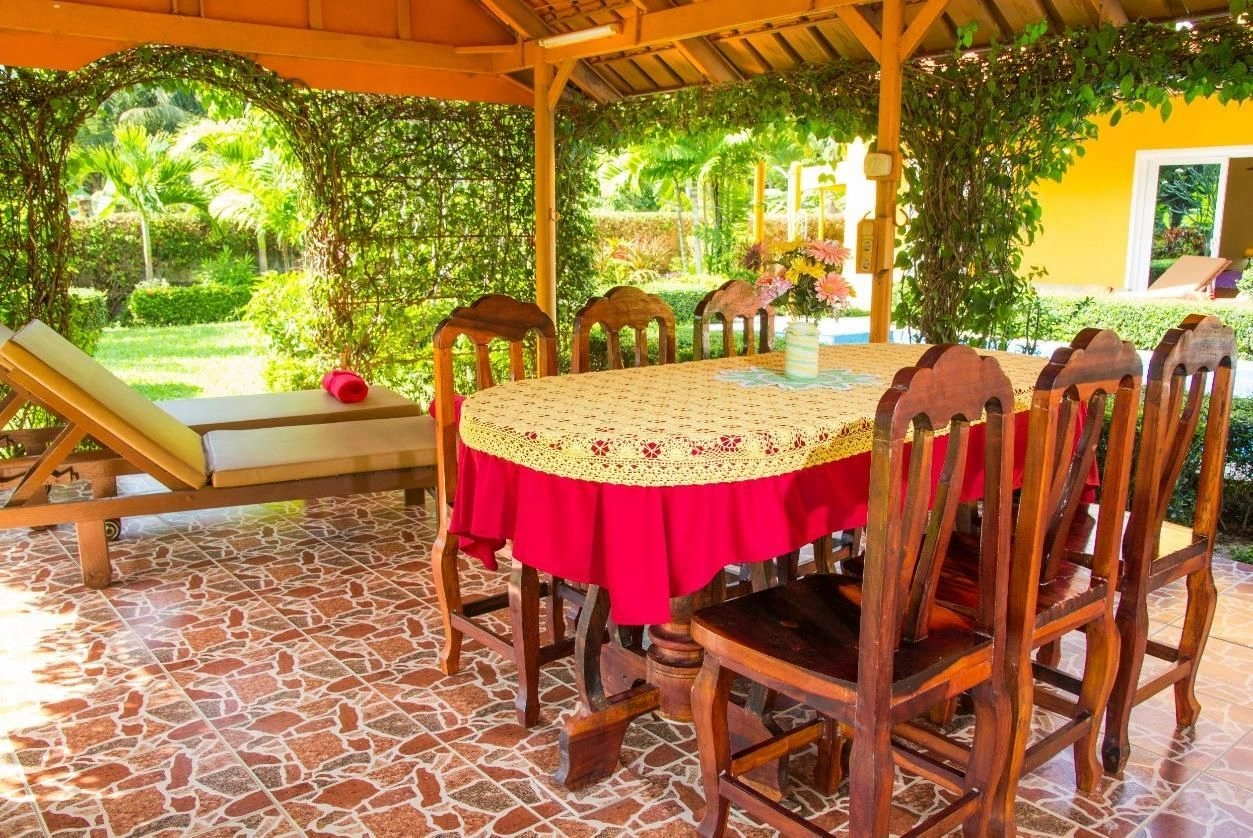 Beautiful villa with pool, guest house and bungalow