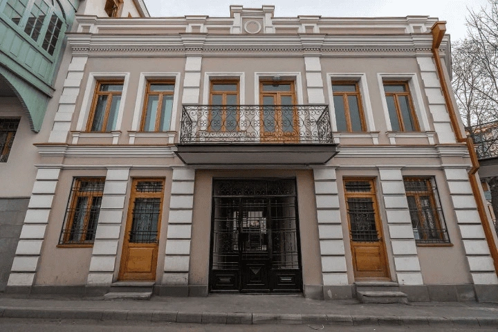 Здание в старом Тбилиси на Майдане