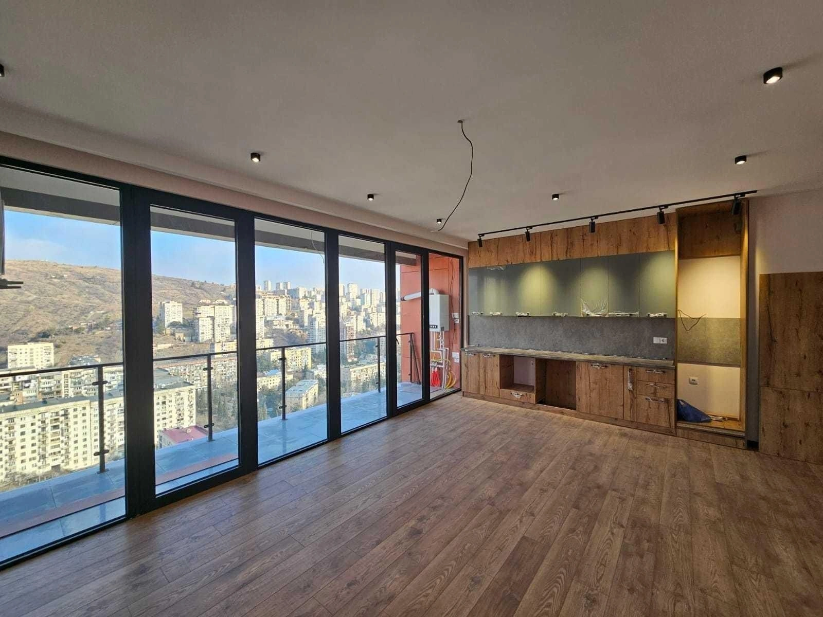 74 m2 का अपार्टमेंट, 25वीं मंजिल से पैनोरमिक दृश्य