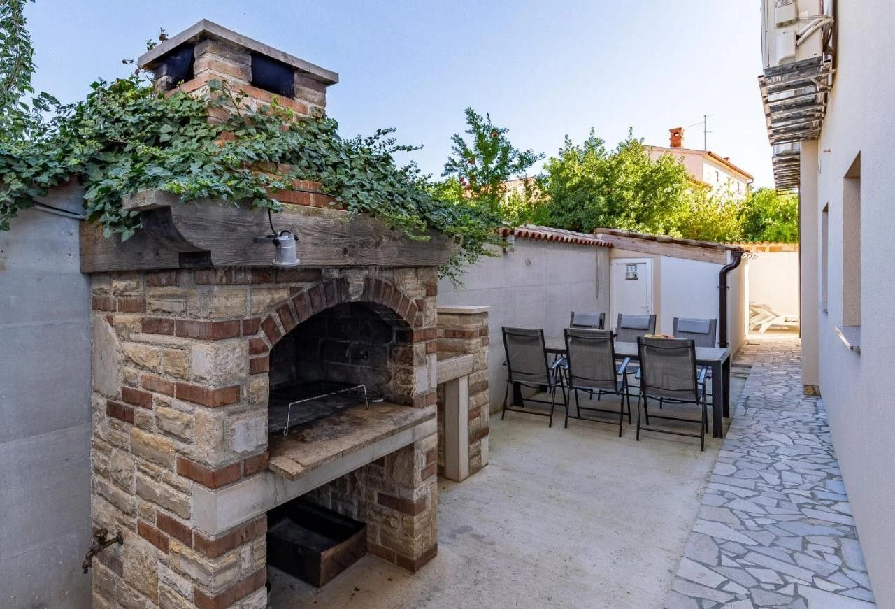 Large apartment building with swimming pool in Medulin, mini-hotel