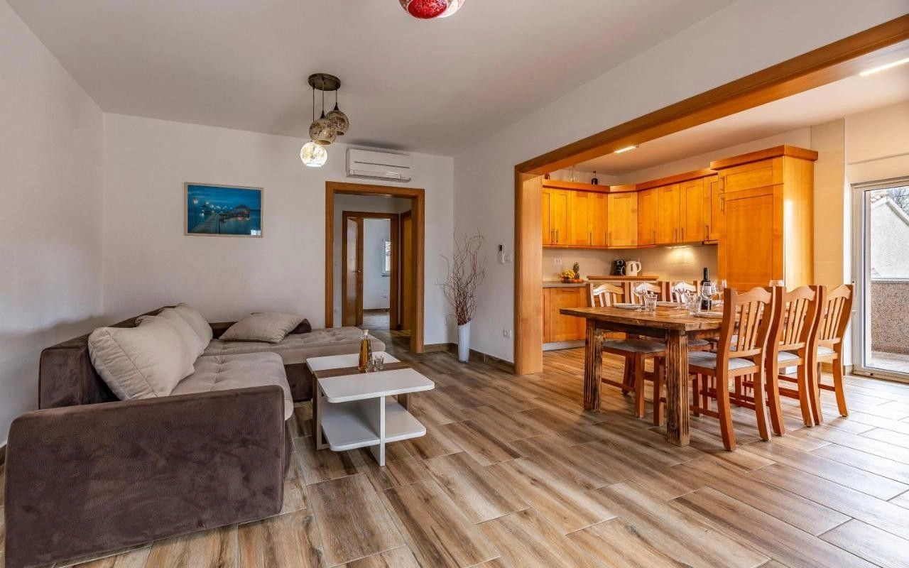 Large apartment building with swimming pool in Medulin, mini-hotel