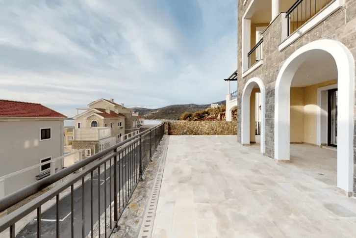 Spacious apartment 2+1 in Lustica