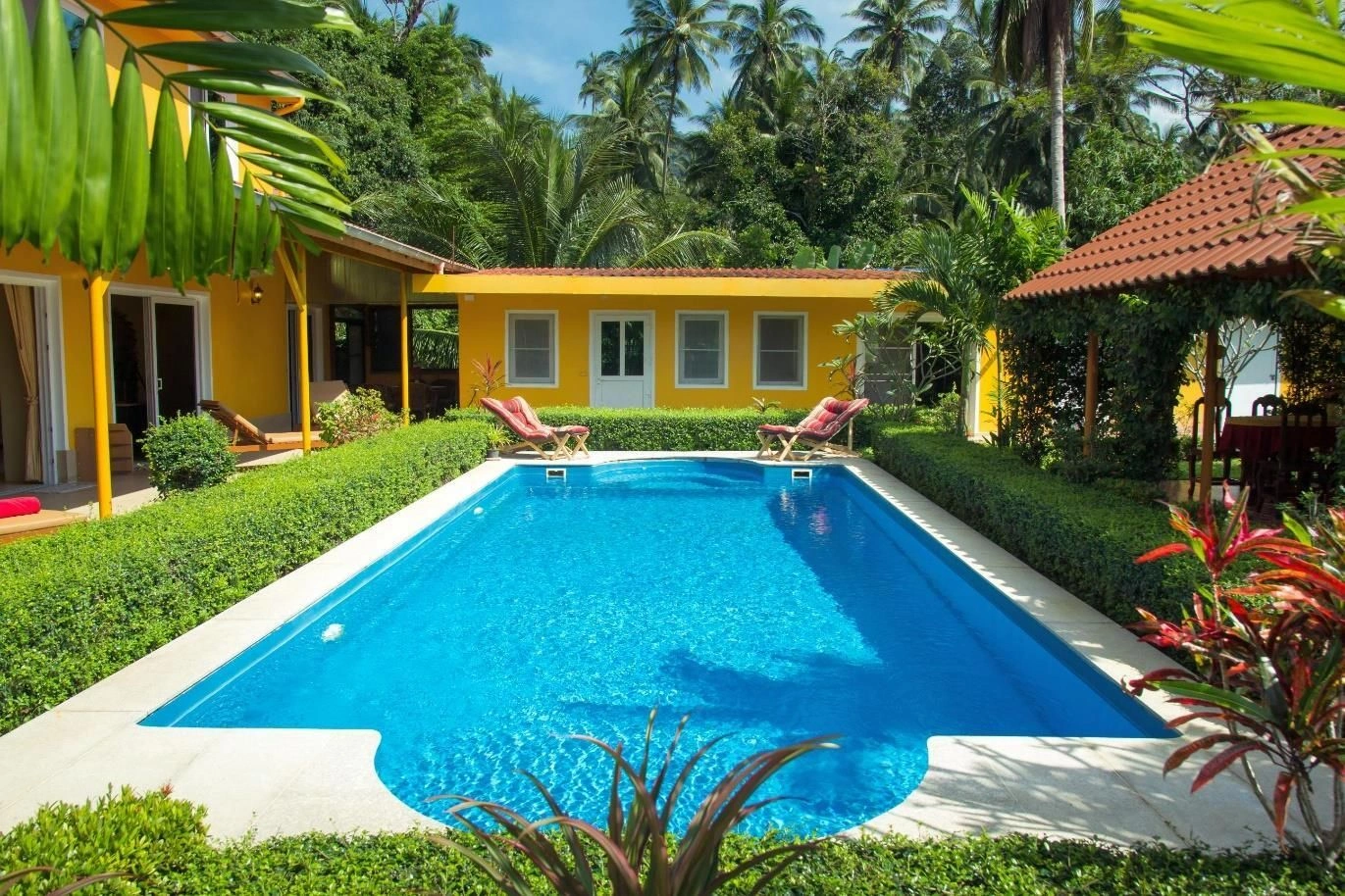 Beautiful villa with pool, guest house and bungalow