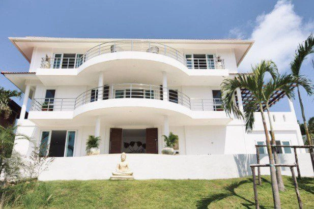 عمارت لوکس به سبک استعماری در کنار دریا