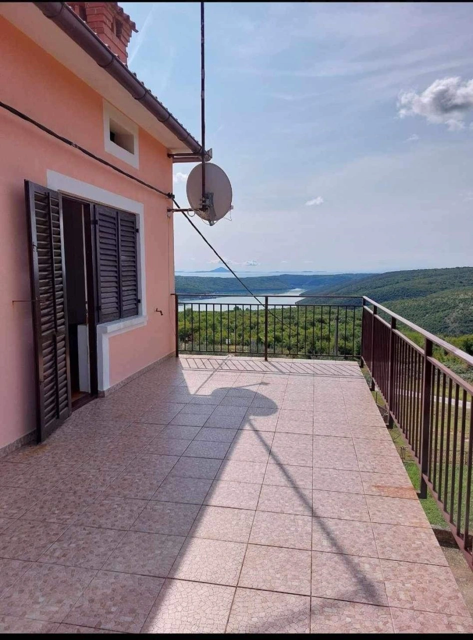 Family house with sea view in the vicinity of the Barbana, 200 m2