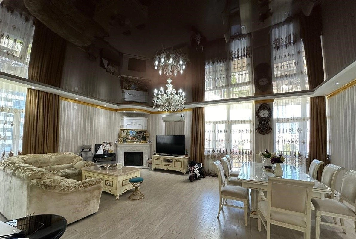 बटुमी में विशाल लिविंग रूम वाला 3+1 अपार्टमेंट