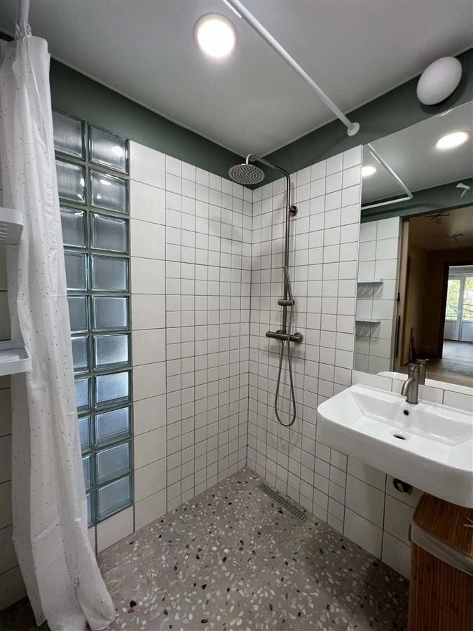 उज्जवल अपार्टमेंट — सभी आवश्यक घरेलू उपकरणों के साथ