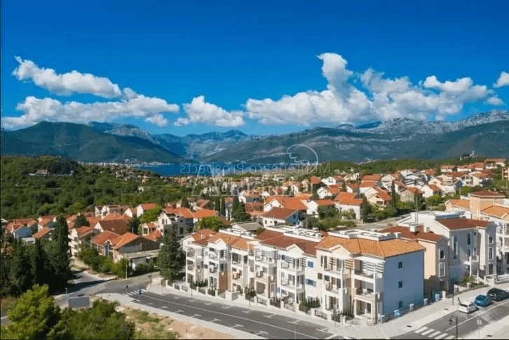 Apartamento 2+1 con muebles en Lustica