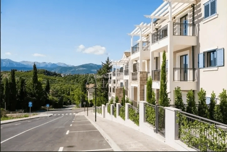Apartamento 2+1 con muebles en Lustica