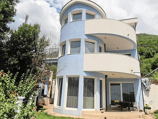 فيلا 168 متر مربع في بوسيتش مع إطلالات بانورامية على البحر والجبال