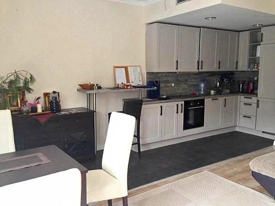 Просторная квартира 76 м2 в комплексе с бассейном в Которе