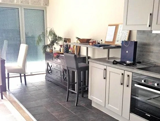 Просторная квартира 76 м2 в комплексе с бассейном в Которе