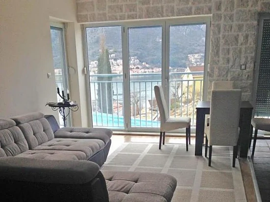 Просторная квартира 76 м2 в комплексе с бассейном в Которе