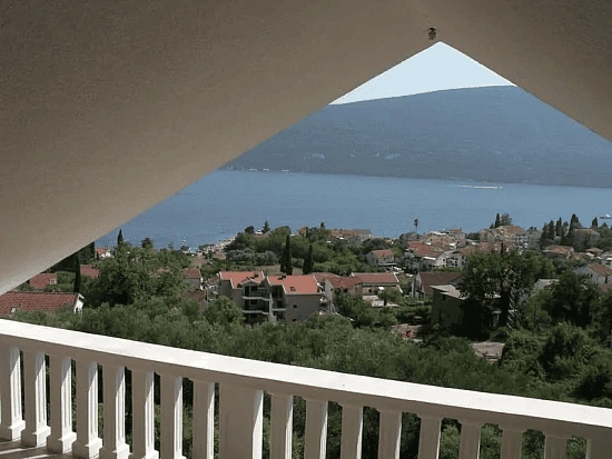 Magnifique villa de 380 m2 dans la baie de Kotor
