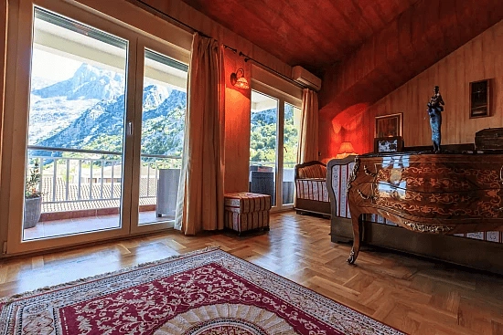 Apartamento 2+1 en la zona de Skaljari, Kotor, Montenegro