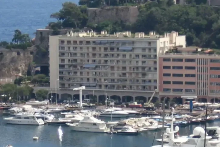 شقة رخيصة للتجديد على الخط الأول من البحر، موناكو