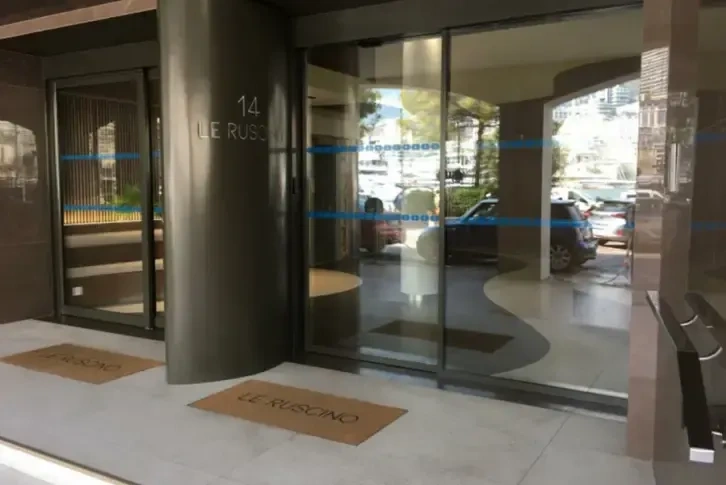 شقة رخيصة للتجديد على الخط الأول من البحر، موناكو