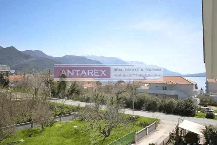 فيلا كبيرة بمساحة 143 م2 مع أرض وموقف سيارات