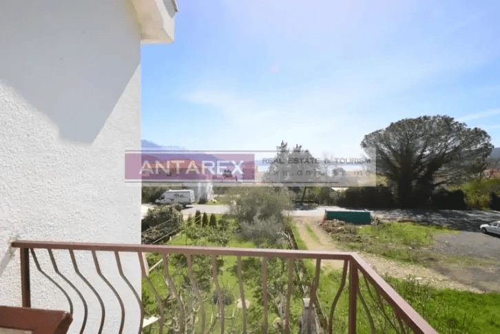 فيلا كبيرة بمساحة 143 م2 مع أرض وموقف سيارات