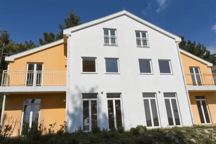 فيلا رائعة بمساحة 300 م2 مع إطلالات بانورامية على البحر