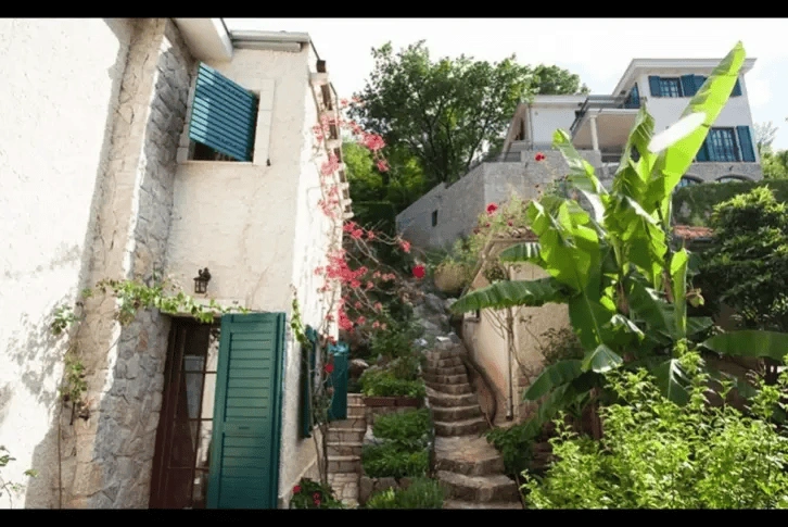 Studio appartement en première ligne de la baie de Kotor