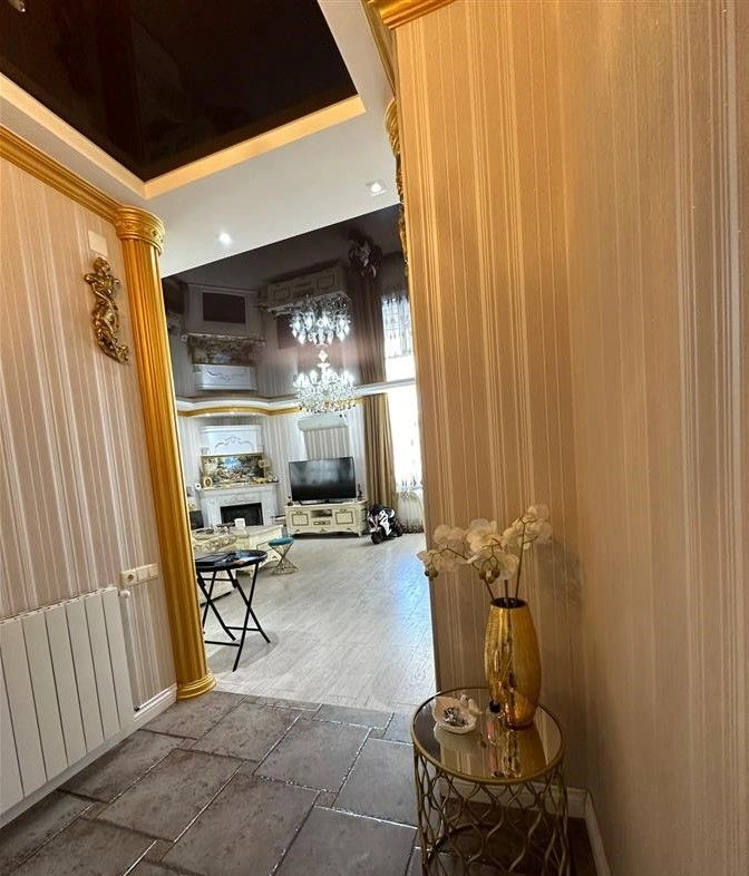 बटुमी में विशाल लिविंग रूम वाला 3+1 अपार्टमेंट