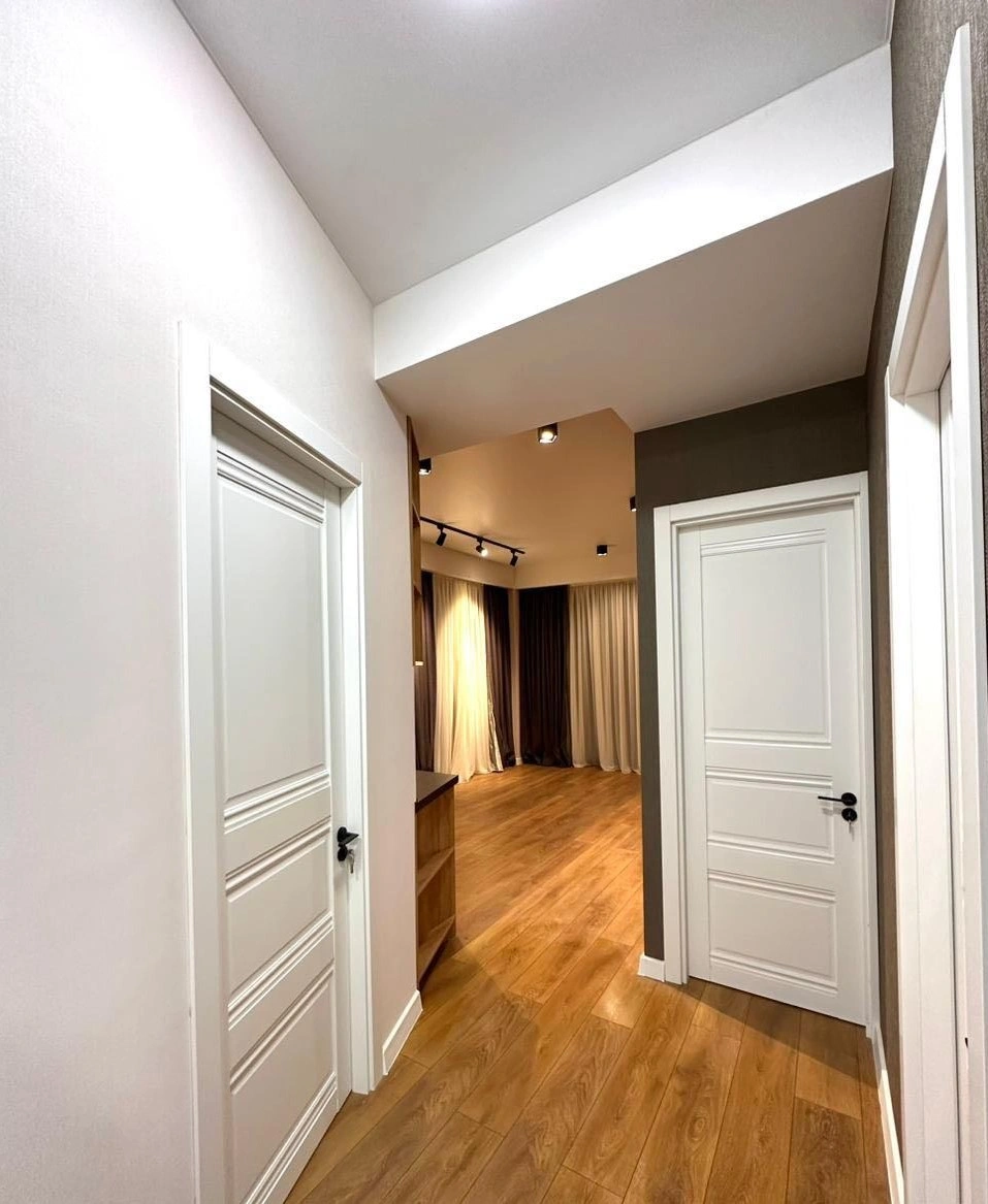 72 m2 का विस्तृत नवीनीकृत अपार्टमेंट