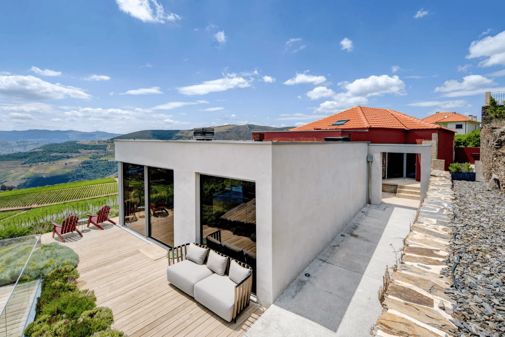 Farmhouse in the heart of the Alto Douro wine region