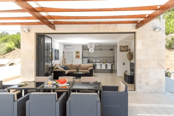 Villa 5+1 by the sea with terrace and private part of the beach