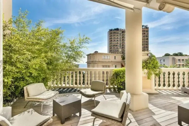Furnished apartment of 270 m2 with garden in Villa del Sole, Monaco