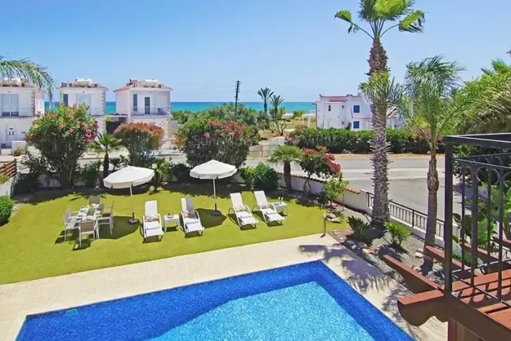 Küstenvilla 125 m2 am Strand in Agia Thekla