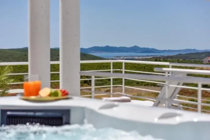 Villa meublée 200 m2 dans un endroit calme Debeljak, Dalmatie du Nord