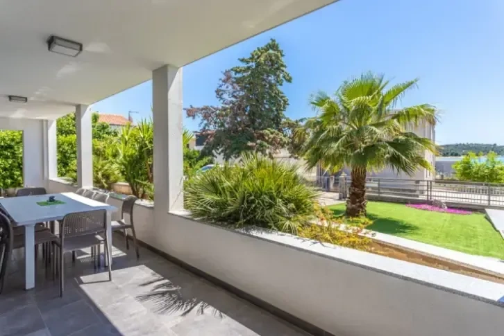 Moderne Villa 400m2 in einer malerischen Bucht in Dalmatien, Kroatien