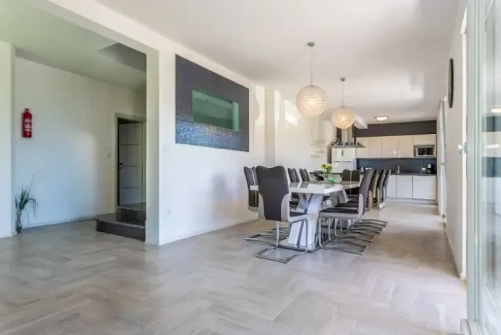 Moderne Villa 400m2 in einer malerischen Bucht in Dalmatien, Kroatien