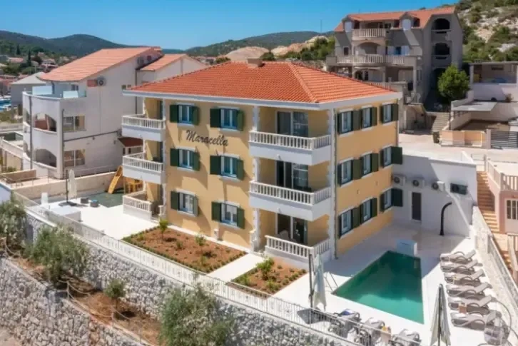 ویلا نزدیک دریا در مارینا، کرواسی