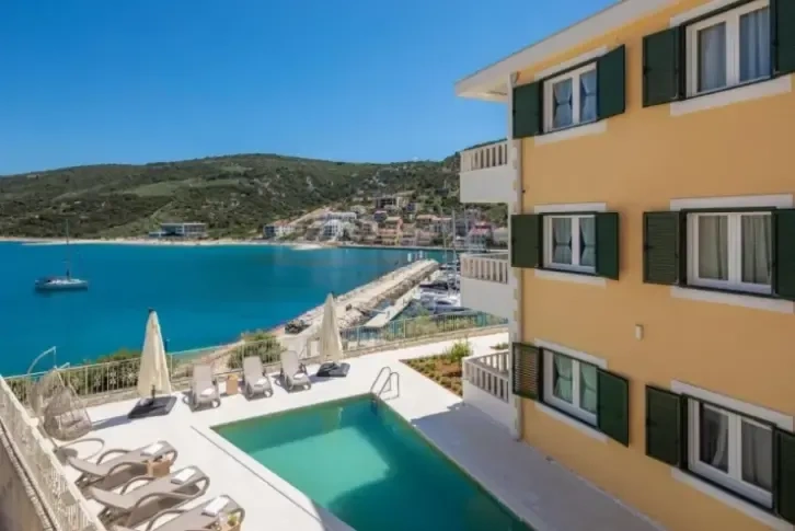 ویلا نزدیک دریا در مارینا، کرواسی