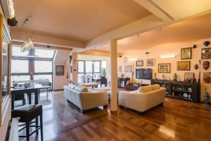 Villa en un tranquilo barrio residencial cerca del centro de Zagreb - 2,200,000 €