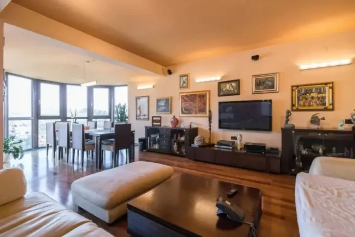 Villa en un tranquilo barrio residencial cerca del centro de Zagreb - 2,200,000 €