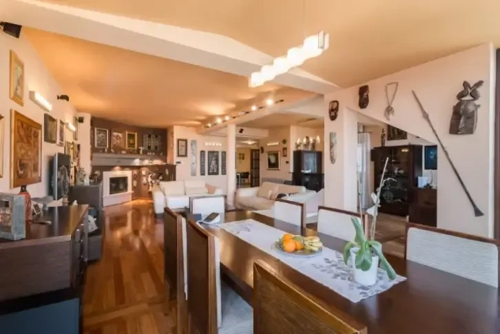 Villa en un tranquilo barrio residencial cerca del centro de Zagreb - 2,200,000 €
