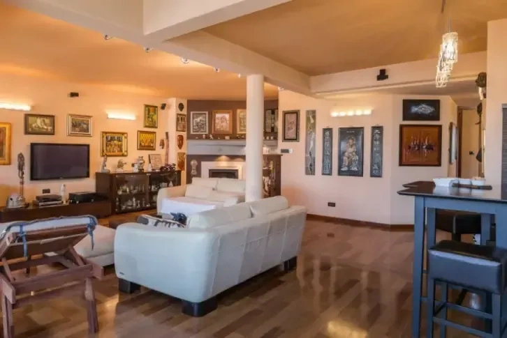 Villa en un tranquilo barrio residencial cerca del centro de Zagreb - 2,200,000 €