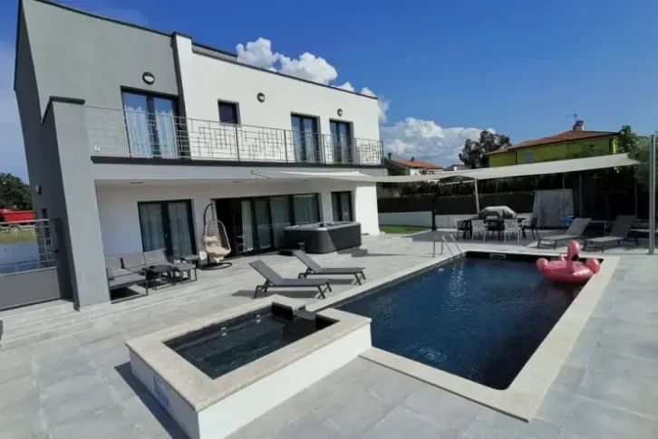 Villa com piscina em uma área tranquila em Porec, Istria