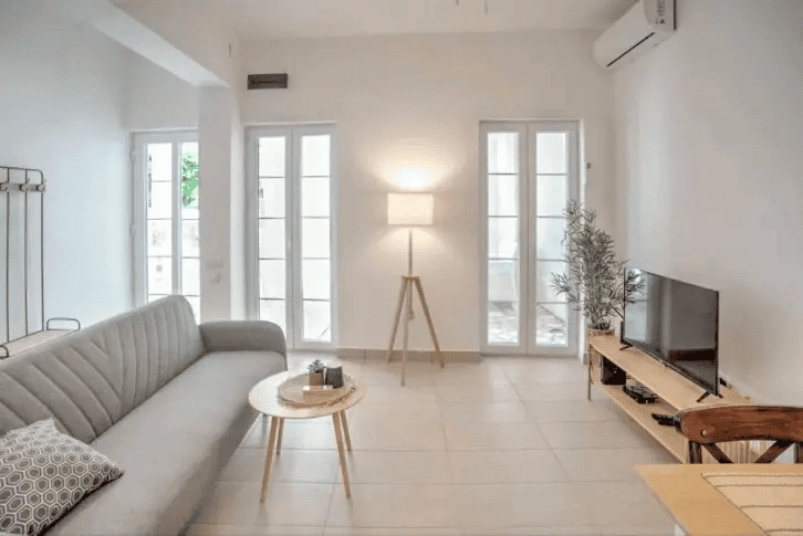 فيلا مكونة من ثلاثة طوابق بمساحة 314 م2 مع شرفات في هيرسيغ نovi