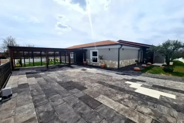 Villa in the medieval town of Svetvincenate, Istria