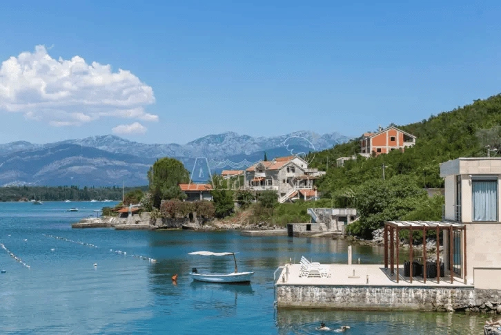 Luxury villa 4+1 in Lustica