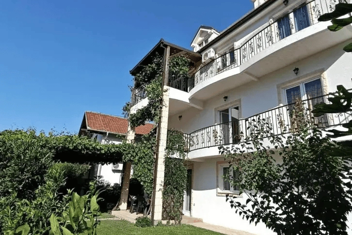 فيلا عائلية من ثلاثة طوابق بمساحة 261 متر مربع في هيرسيغ نوف